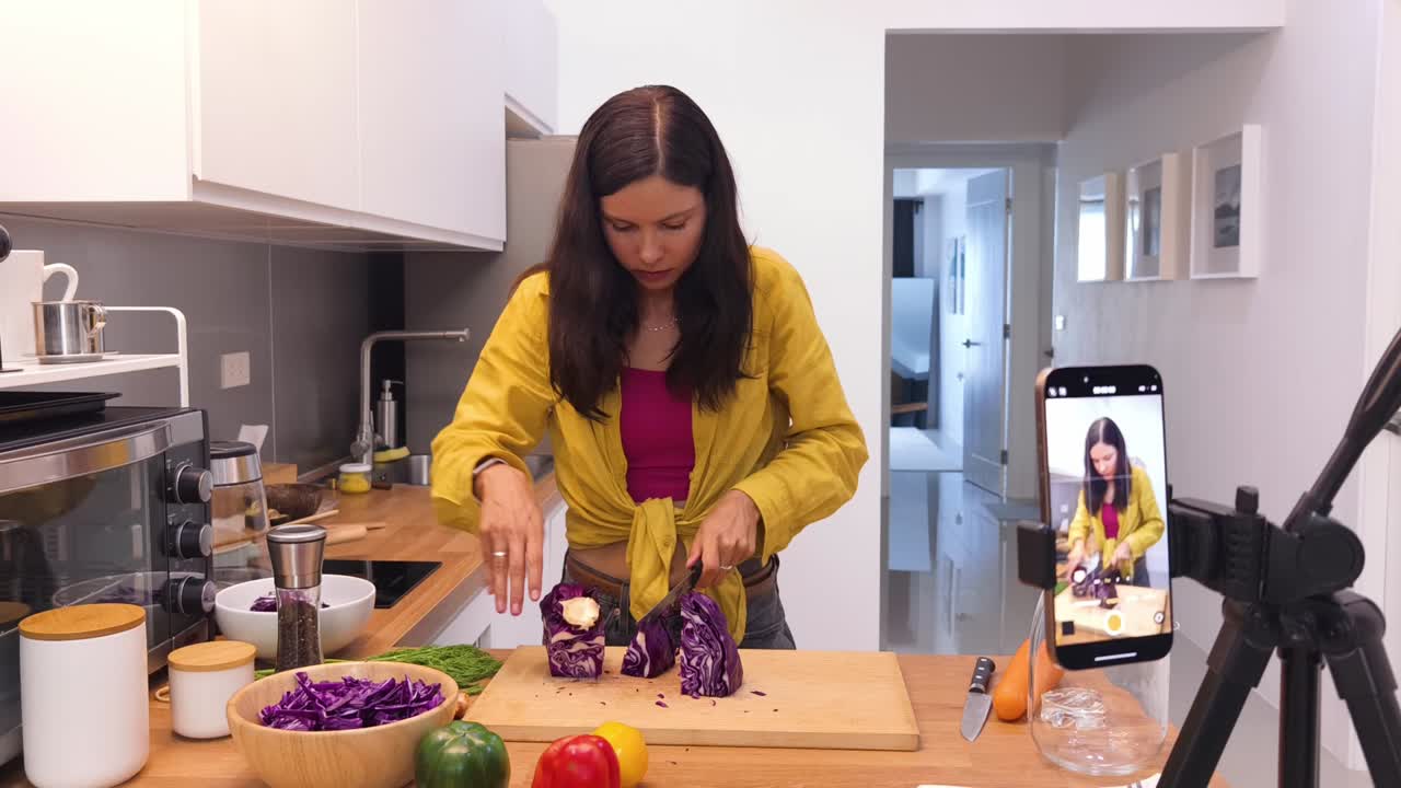mujer preparando repollo rojo en una cocina para tutorial de cocina