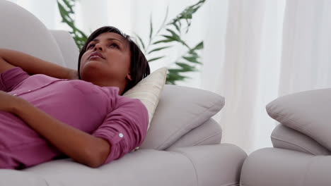 mujer relajándose en el sofá