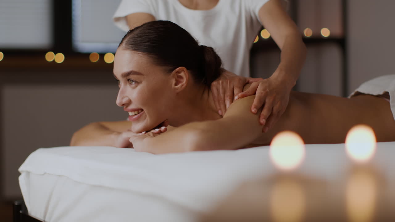 mujer recibiendo un masaje relajante de la espalda
