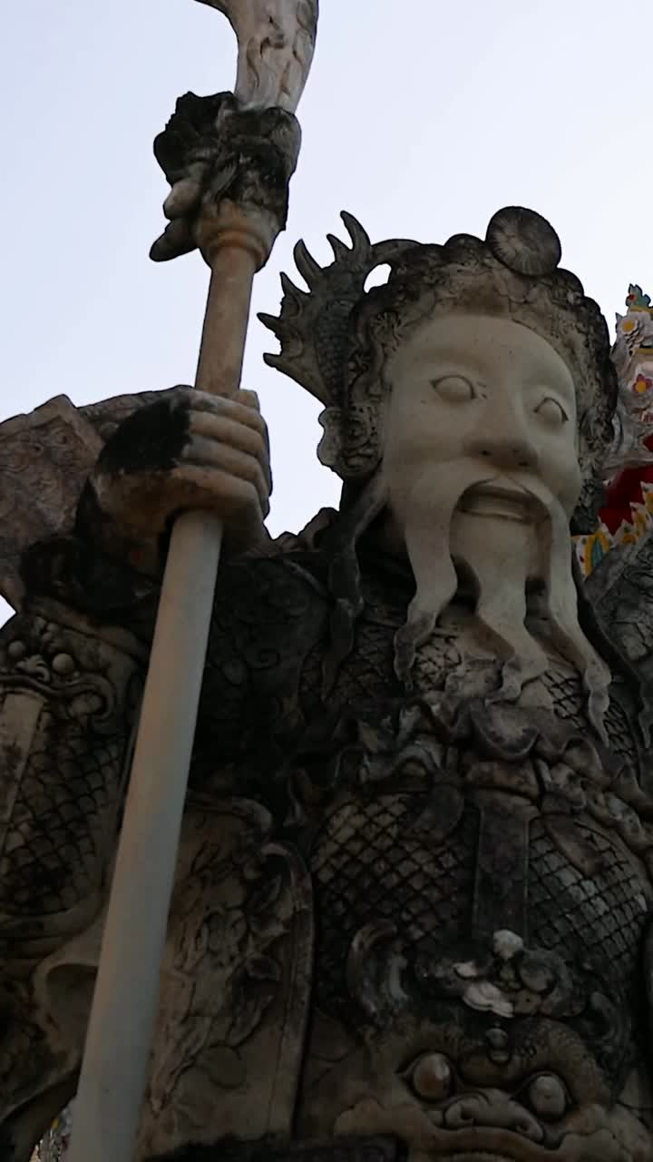 estatua y arquitectura de templos en bangkok, tailandia