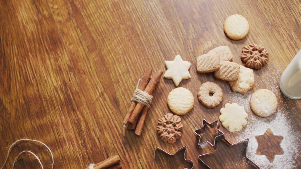 video de decoraciones de navidad con galletas y espacio de copia en fondo de madera