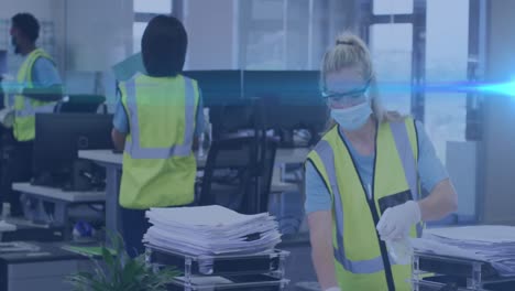 animación de puntos de luz sobre una trabajadora caucásica con máscara facial desinfectando la oficina