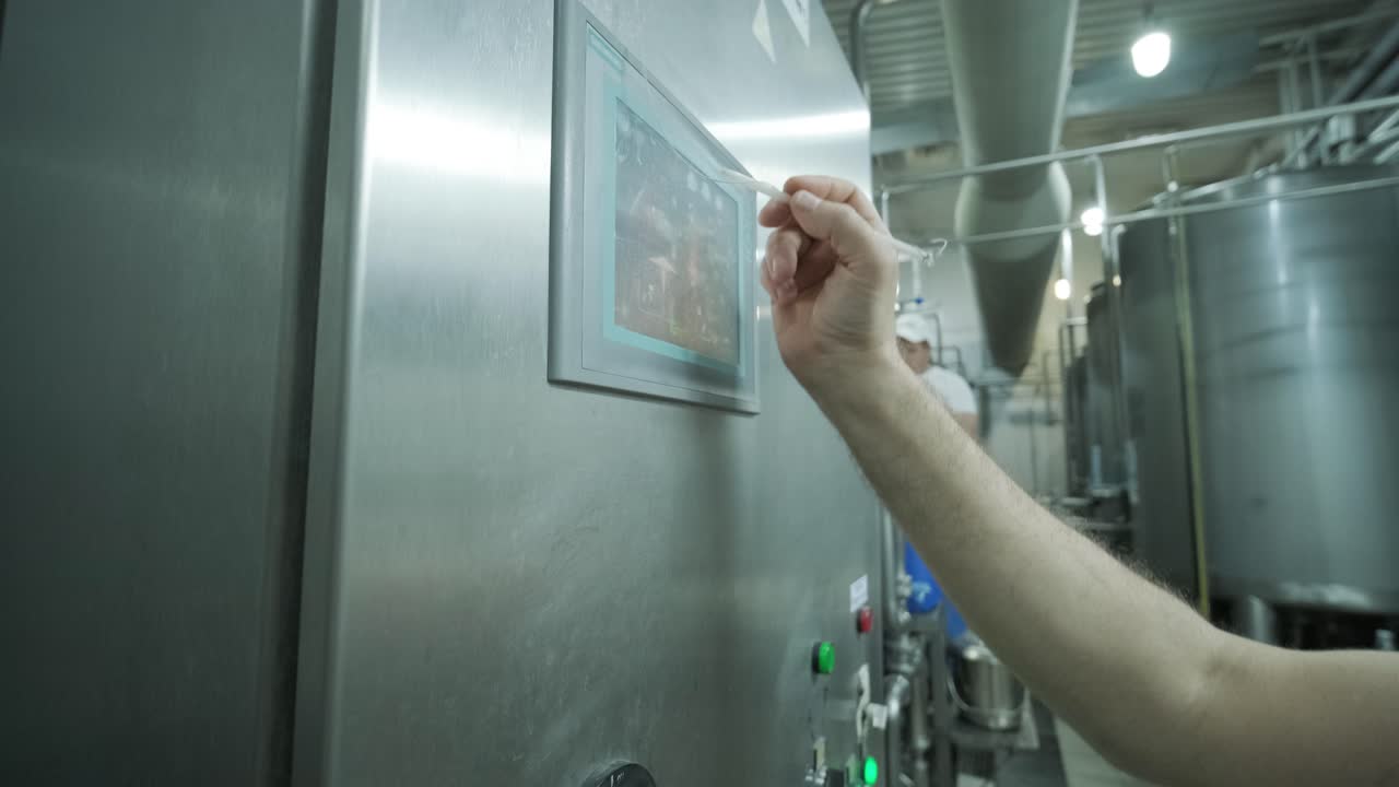 interior moderno de una planta de bebidas