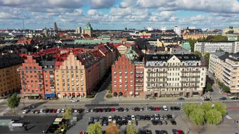 Luftaufnahme-Der-Vorderen-Bunten-Häuserzeile-Am-Hafen-Der-Stadt-Stockholm-In-Schweden-An-Der-Ostsee