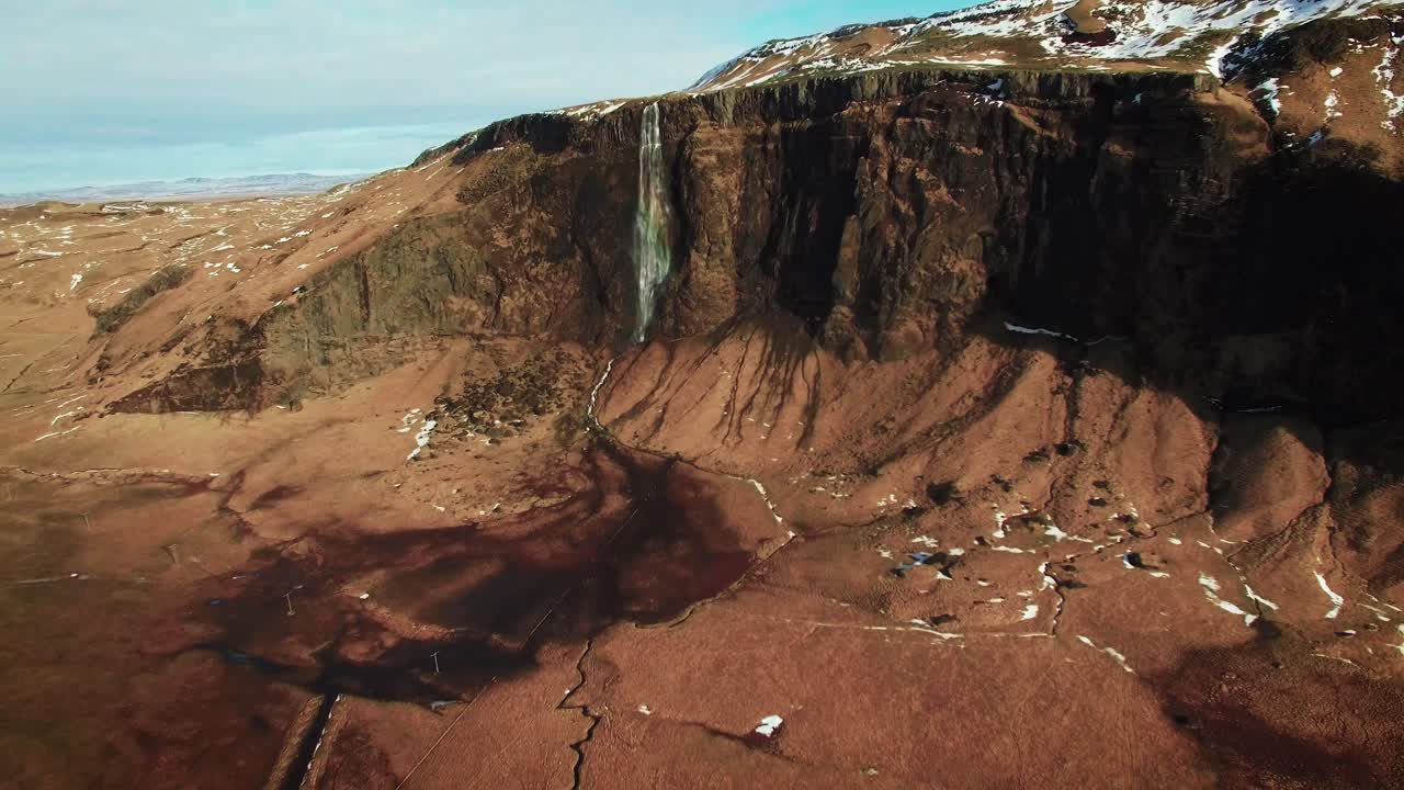 화창한 날 가파른 폭포가 있는 아이슬란드의 산맥