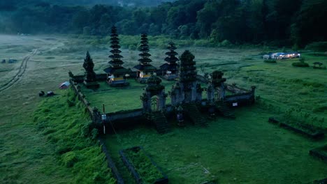 Balis-Heilige-Tempel-Dienen-Als-Himmlische-Tore,-In-Denen-Spiritualität-Und-Ruhe-Zusammenfließen