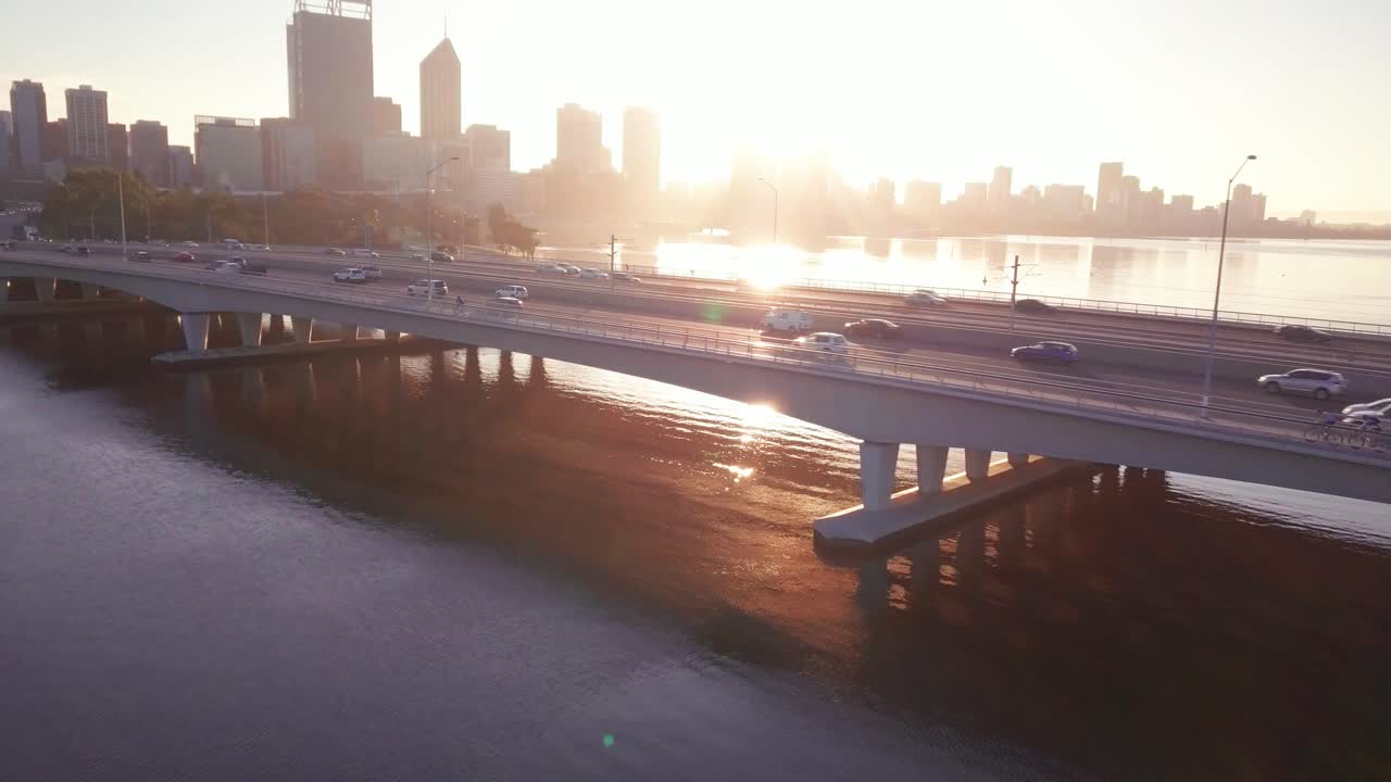 사우스 퍼스와 도심을 연결하는 좁은 다리의 공중 전망과 바쁜 아침 통근을 보여주는 교통량을 따라 움직이는 카메라