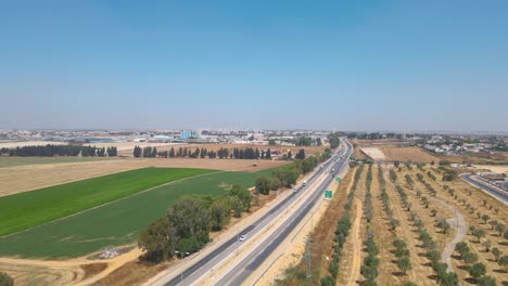 Drone-Aéreo-Desde-Arriba-De-La-Entrada-A-La-Ciudad-De-Netivot