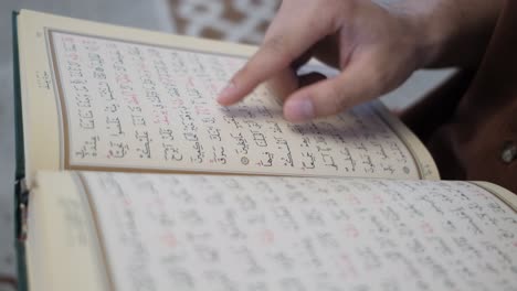 Finger follow quran