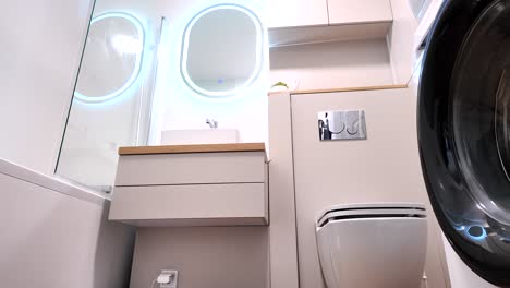 pequeño baño y inodoro minimalista moderno