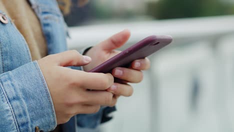 vista de mano de una mujer navegando en su teléfono móvil