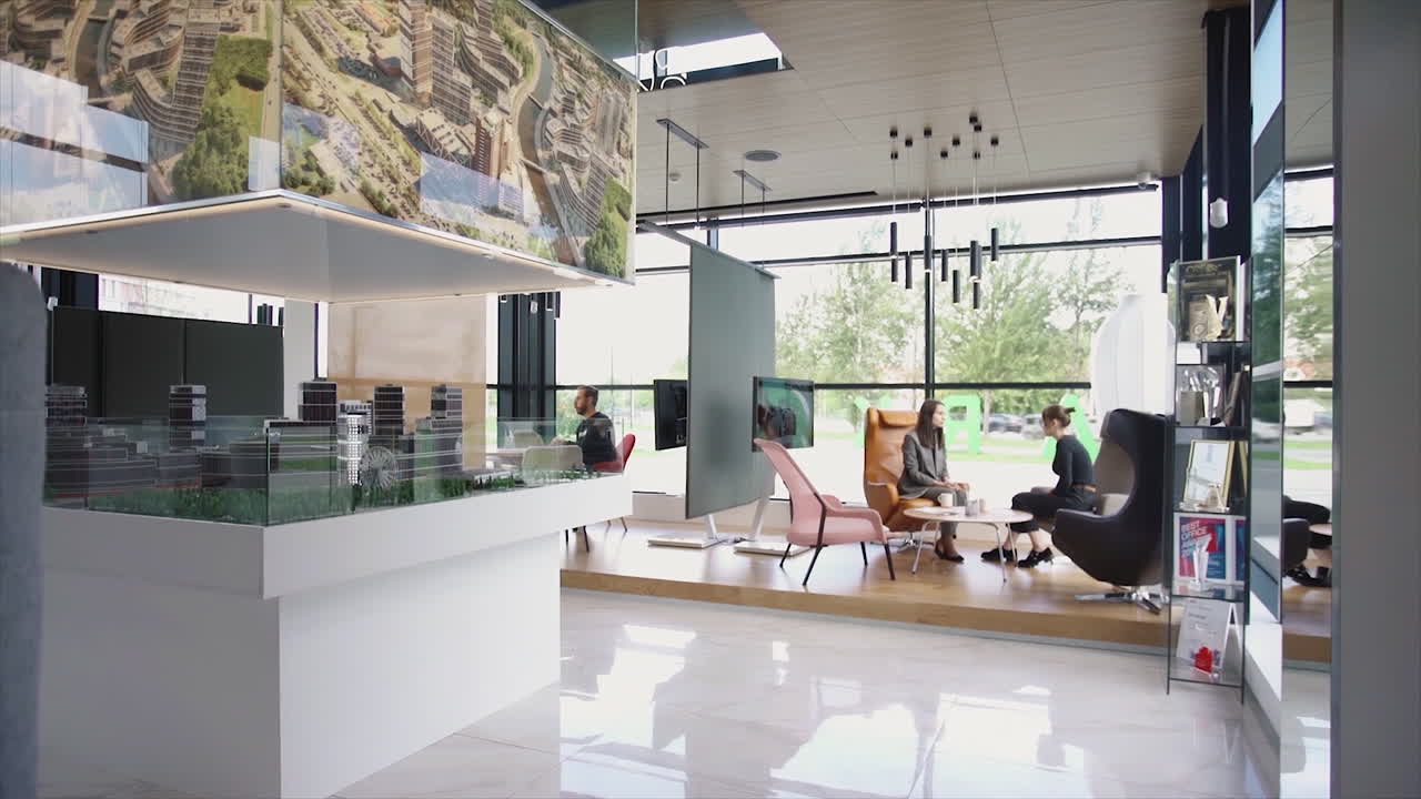 현대적인 부동산 쇼과 고객