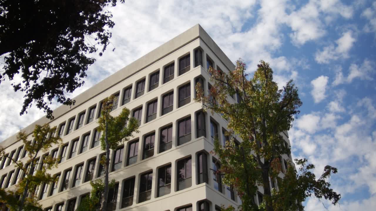 modesto edificio de oficinas estableciendo el tiro. 4k bloqueo.
