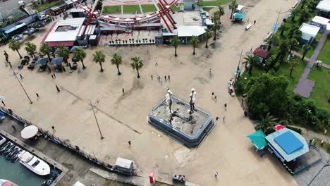 la gente disfruta de la costa del mar negro con una rueda de ferris alta cerca, vista aérea