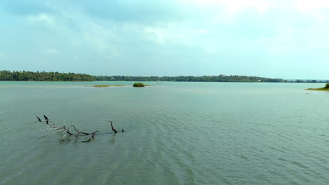 Pequeña-Isla-En-Un-Lago,-Masa-De-Tierra-Dentro-De-Un-Lago