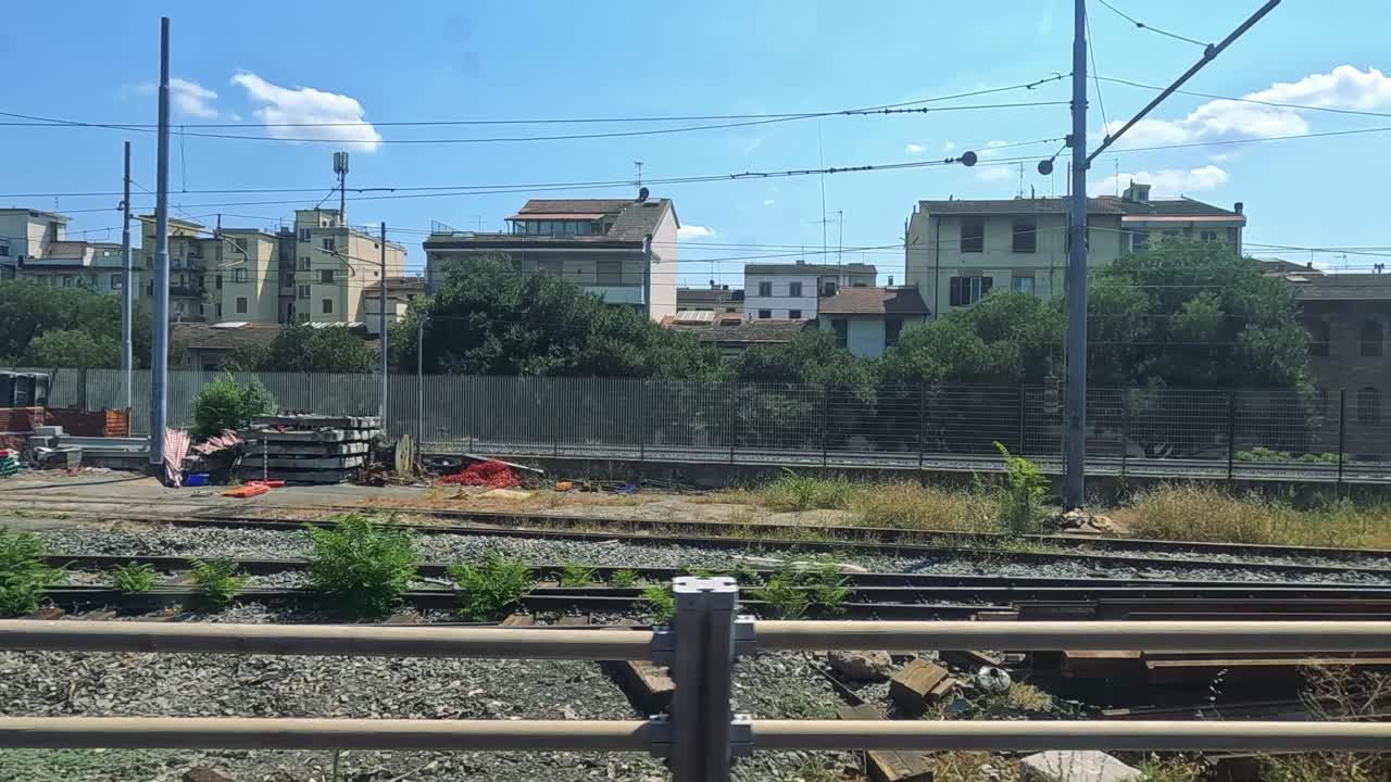 pasando por paisajes urbanos y vías ferroviarias en nápoles