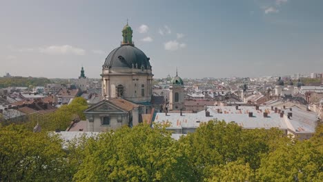 Ciudad-Aérea-Lviv,-Ucrania.-Ciudad-Europea.-Zonas-Populares-De-La-Ciudad.-Dominicano