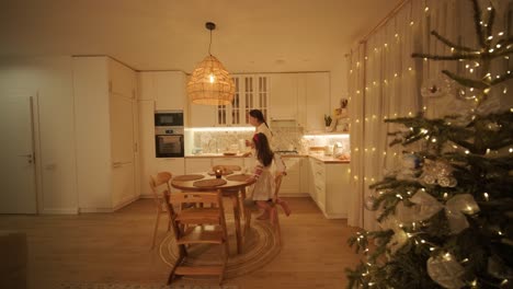 madre e hija preparándose para la celebración de navidad
