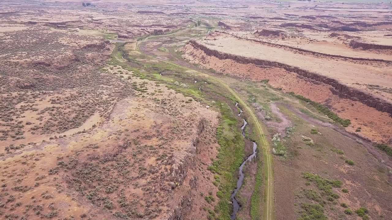 estrecho arroyo de cangrejo vientos a través de salvajes, áridos scablands paisaje en wa