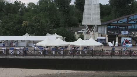 evento al aire libre junto al río