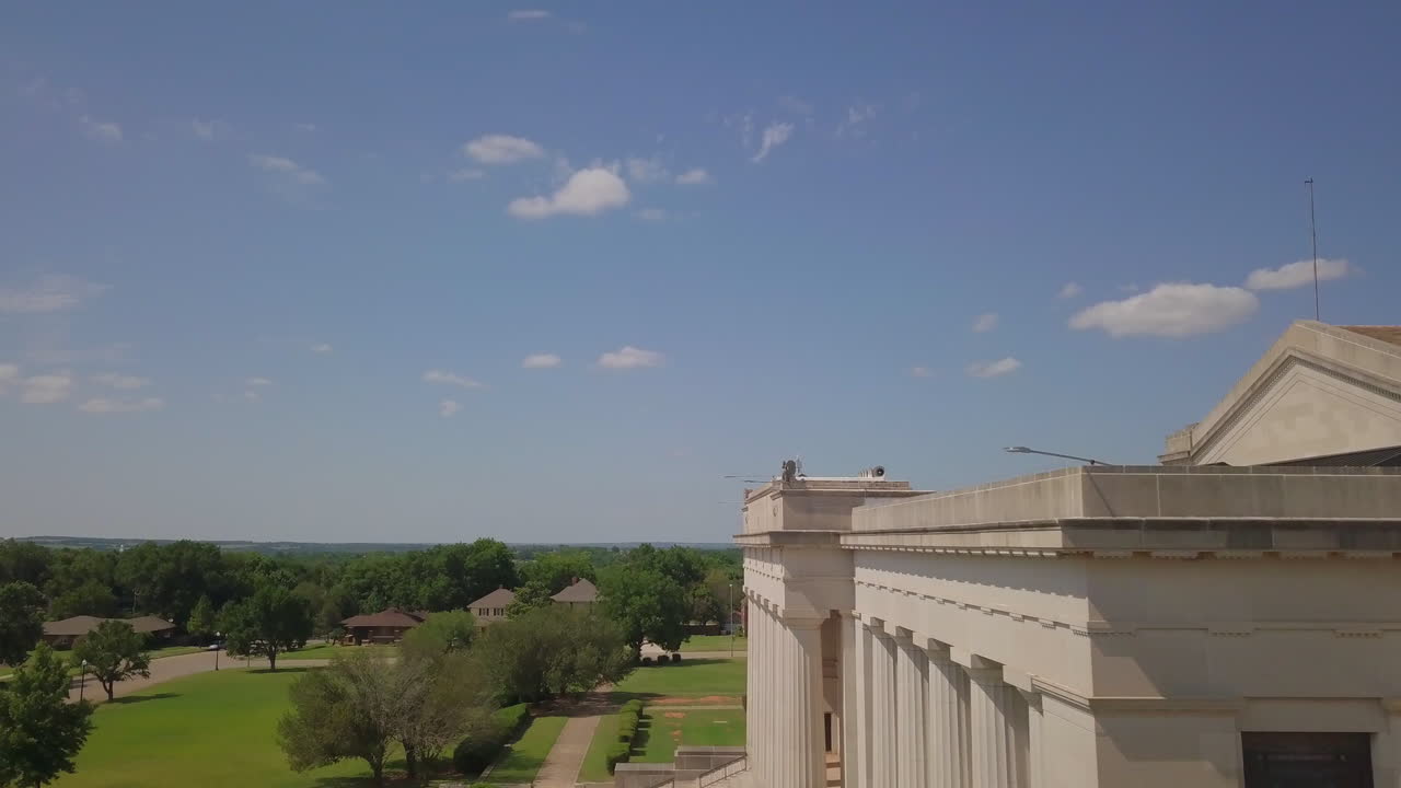 panorámica aérea hacia el lado derecho de la casa blanca