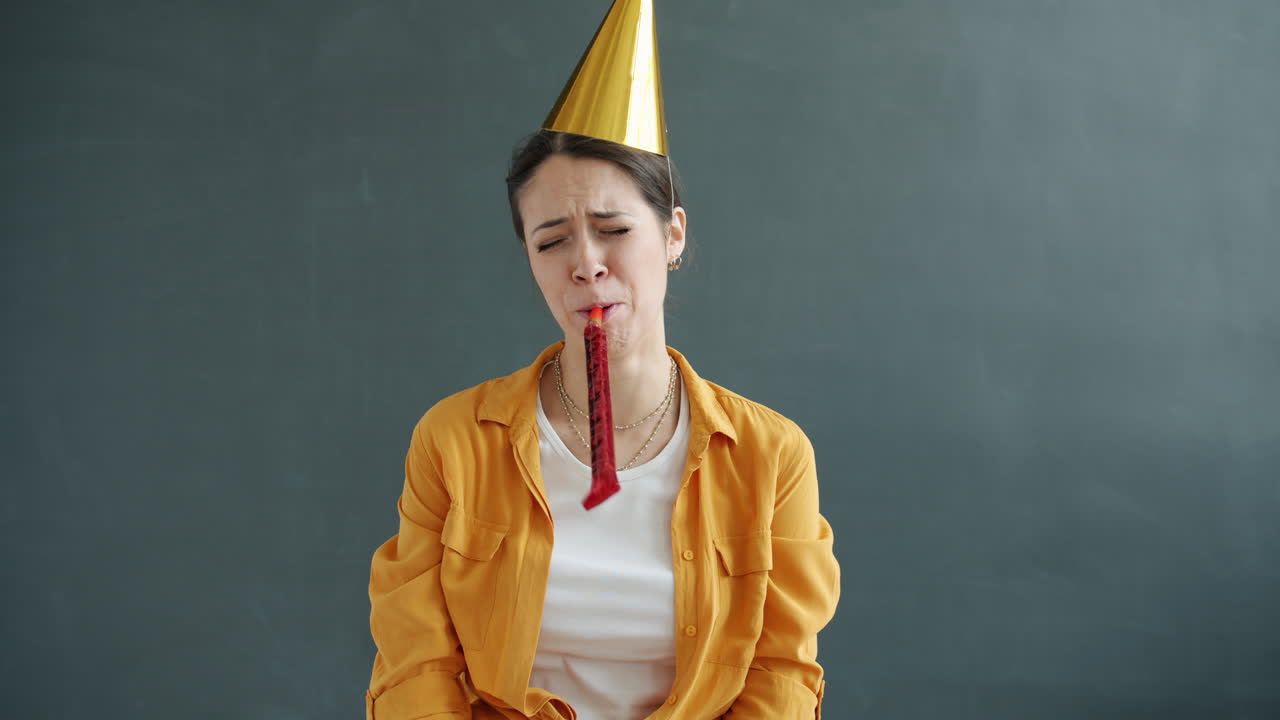 mujer infeliz en una fiesta