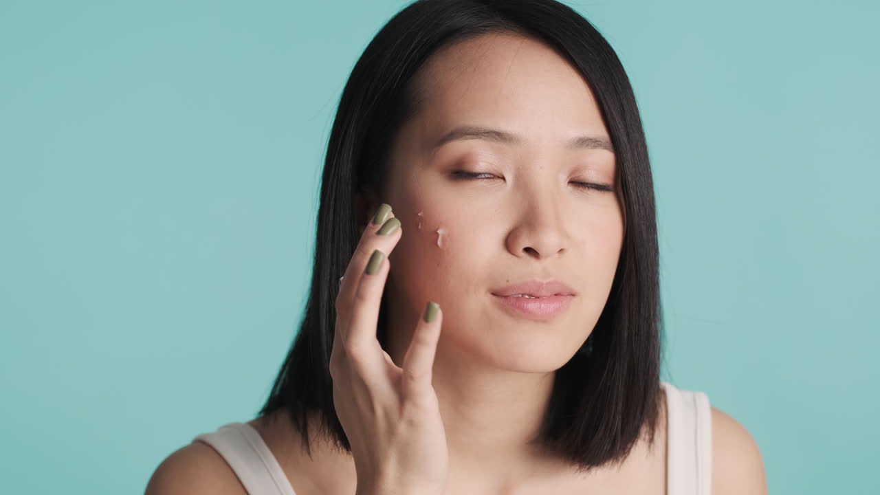 아시아 여성이 메이크업을 하고 있습니다.