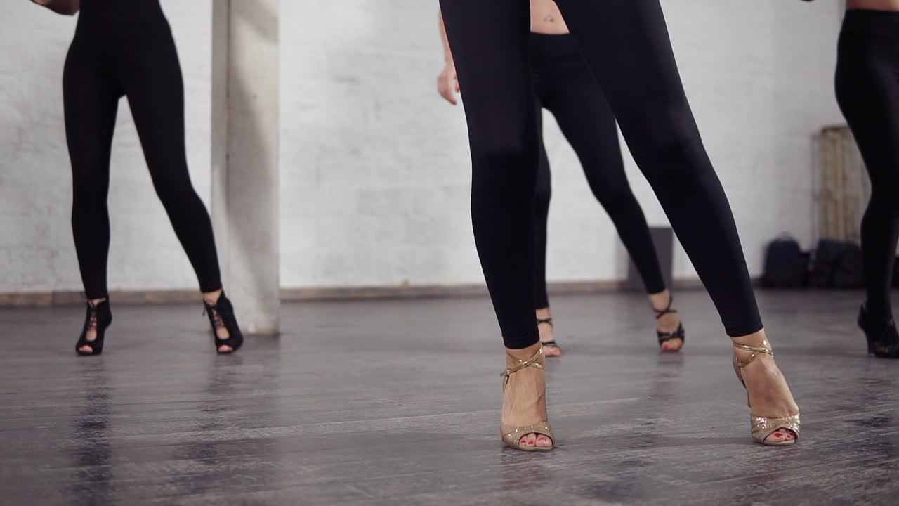hermosas piernas femeninas en zapatos de salón bailando pasos básicos de bachata.