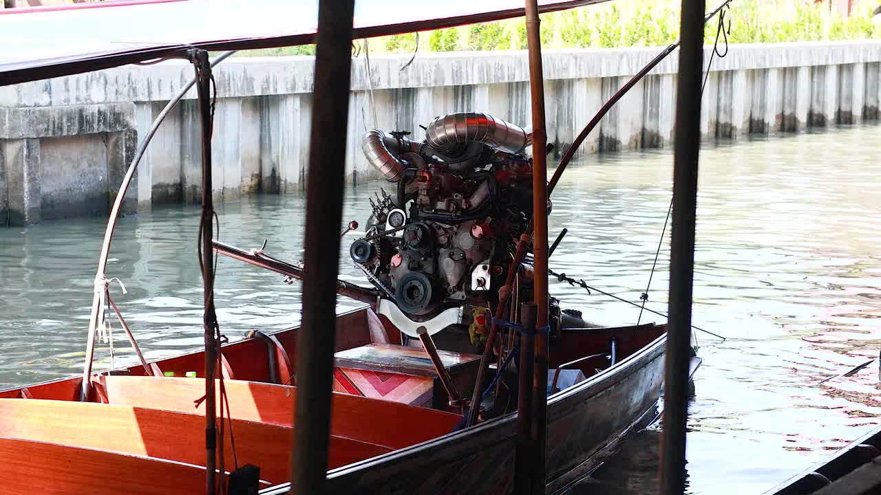 el motor del barco visto en el canal khlong lat mayom