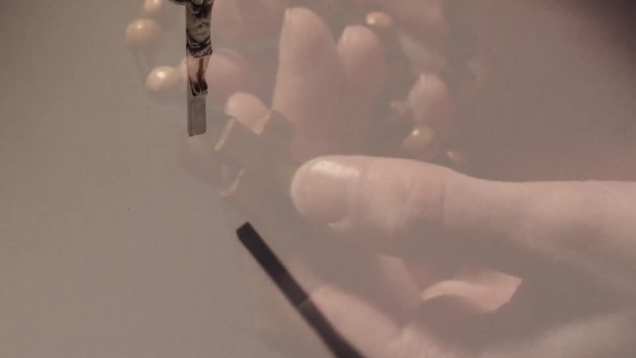 십자가 위 에  ⁇ 주슬 을  ⁇ 고 기도 하는 백인 여자 의 애니메이션