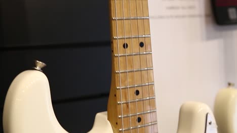 guitarra eléctrica blanca profesional, movimiento de abajo hacia arriba