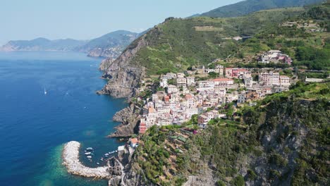 terre cinque riomaggiore pueblo costero en vernazza, la spezia, liguria, italia - desde el aire 4k