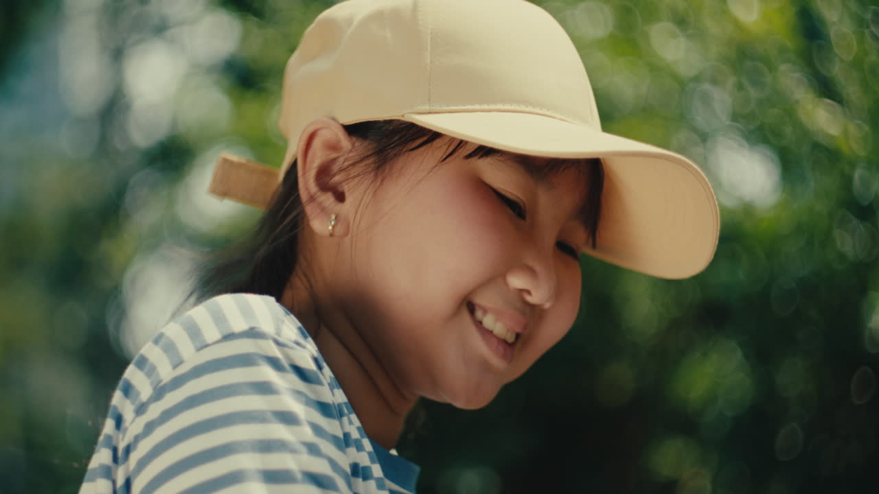 공원에서 웃는 소녀