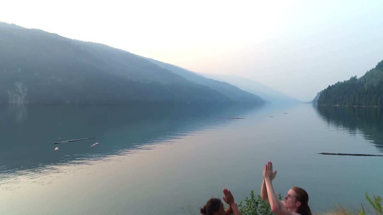 호수 근처에서 요가를 하는 친구들 4k