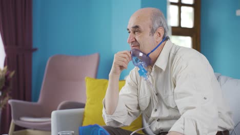 un anciano con una enfermedad pulmonar está en un ventilador.