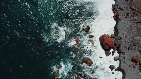 Video-of-calming-waves-gently-breaking-on-the-shores-of-Madeira-island,-creating-a-soothing-and-peaceful-atmosphere