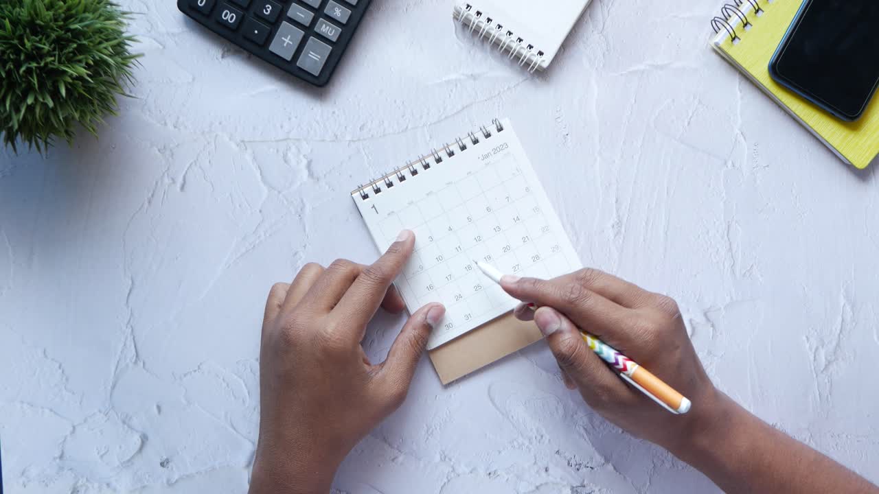 concepto de fecha límite con la mano del hombre marcando la fecha en el calendario vista superior