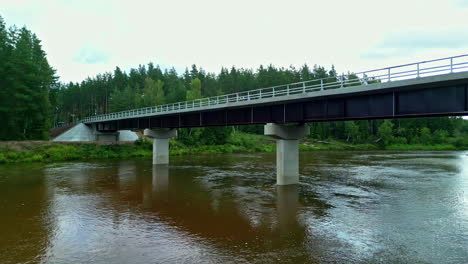 Construcción-De-Un-Nuevo-Puente-Preservando-Al-Mismo-Tiempo-El-Entorno-Forestal---Vista-Aérea