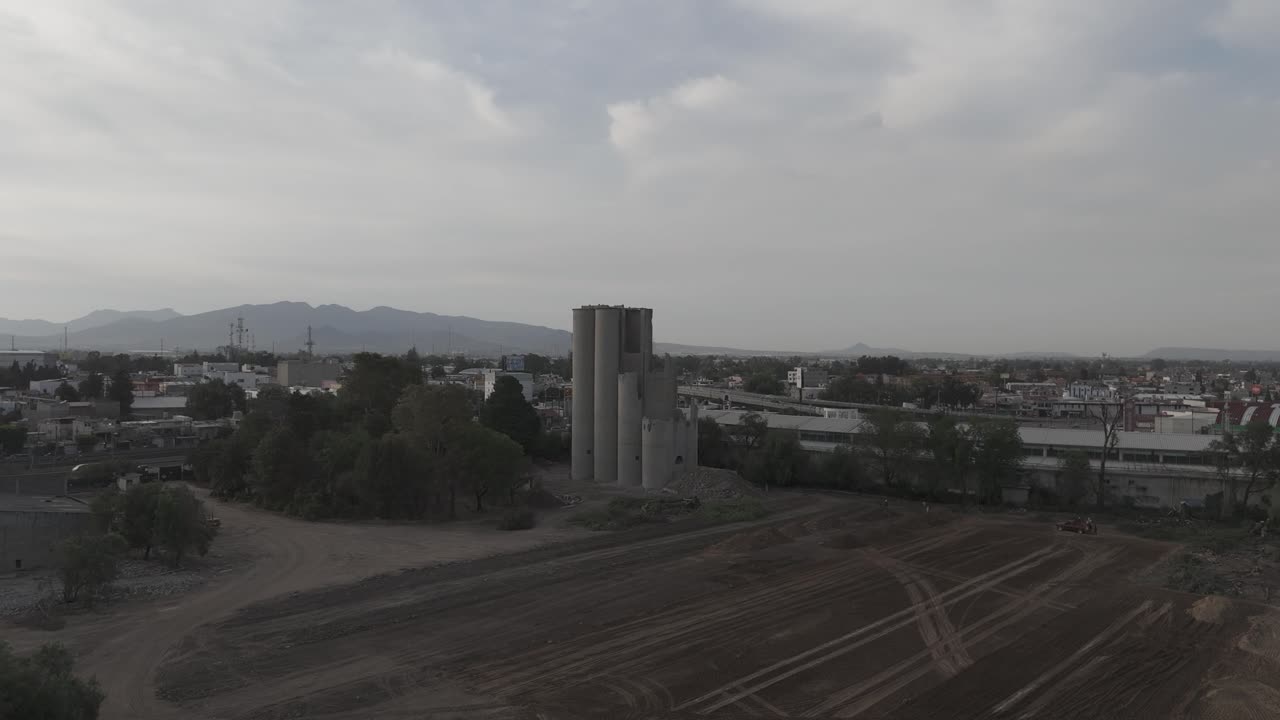 sobrevuelo en cuautitlan, méxico, frente a los silos destruidos