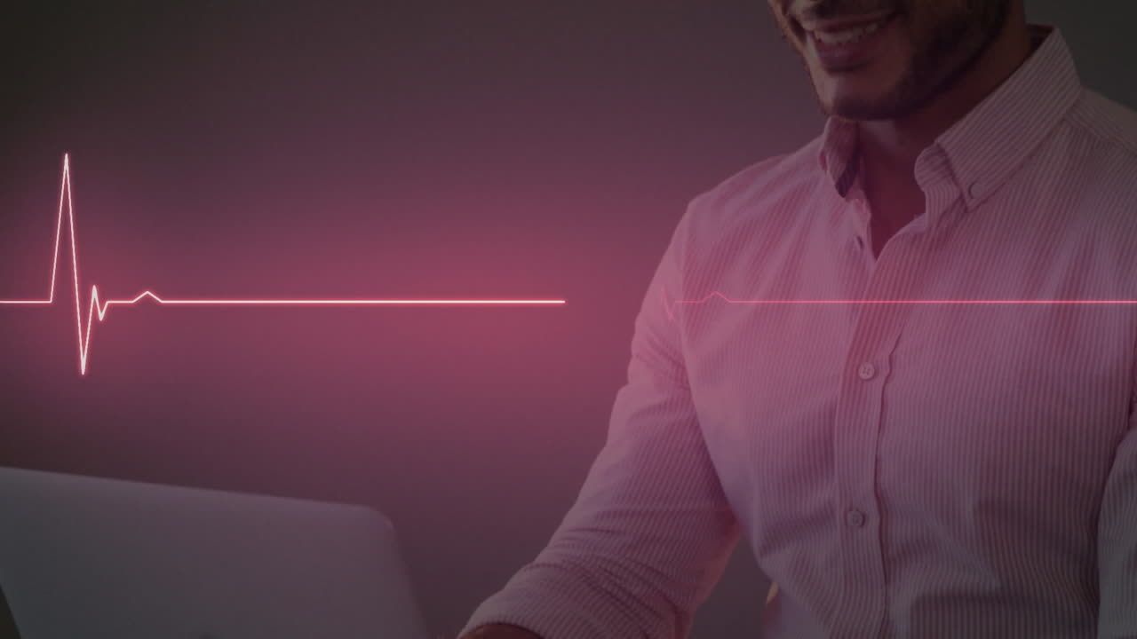 animación de una línea isoeléctrica sobre un hombre de negocios caucásico que usa una computadora portátil en la oficina