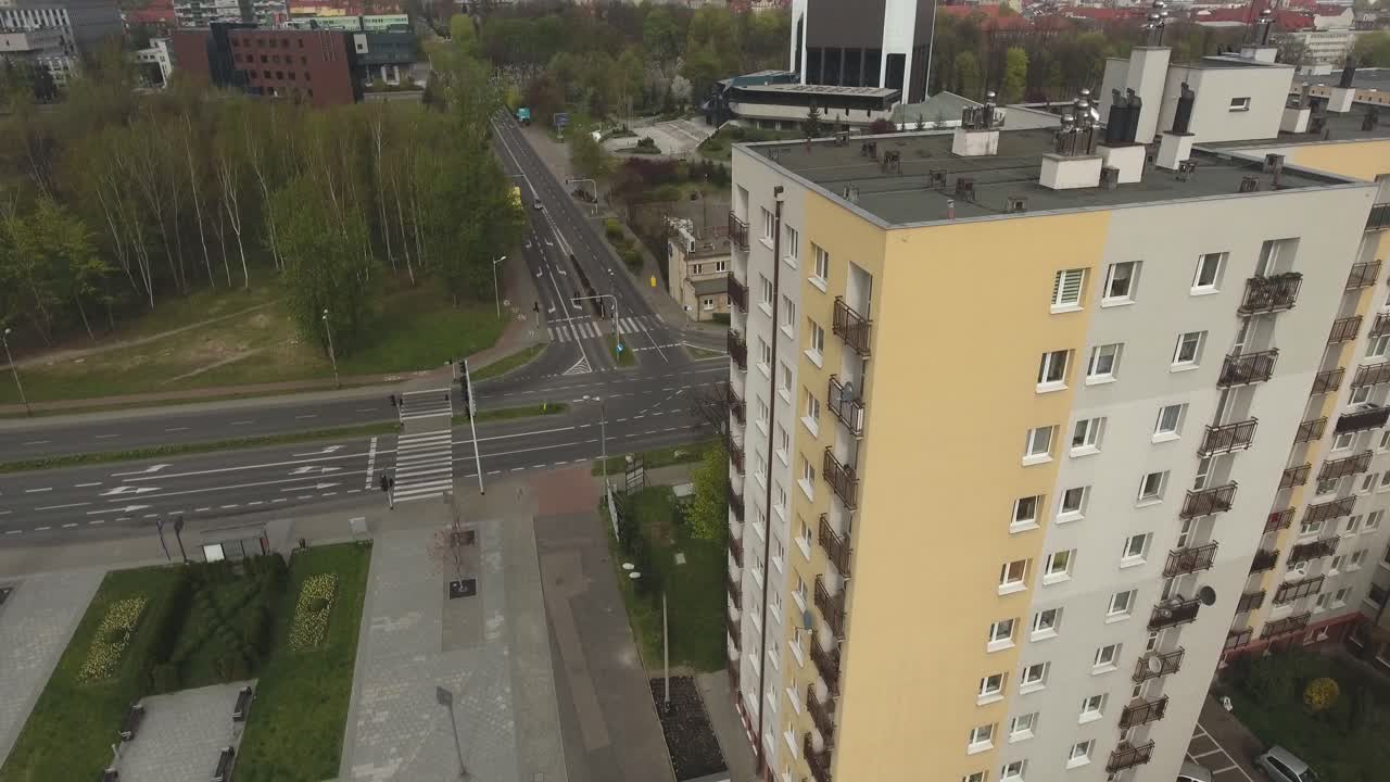 un bloque renovado de la era comunista junto a una intersección en una ciudad de europa central