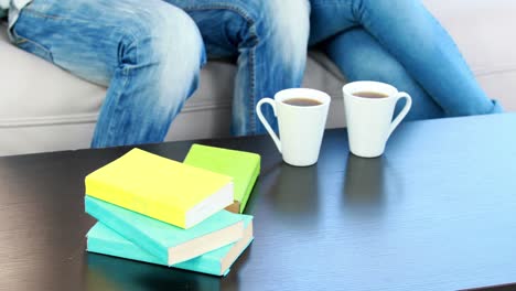mesa con libros y tazas de café