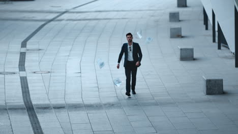 un homme d'affaires sérieux qui lit des documents dans la rue.