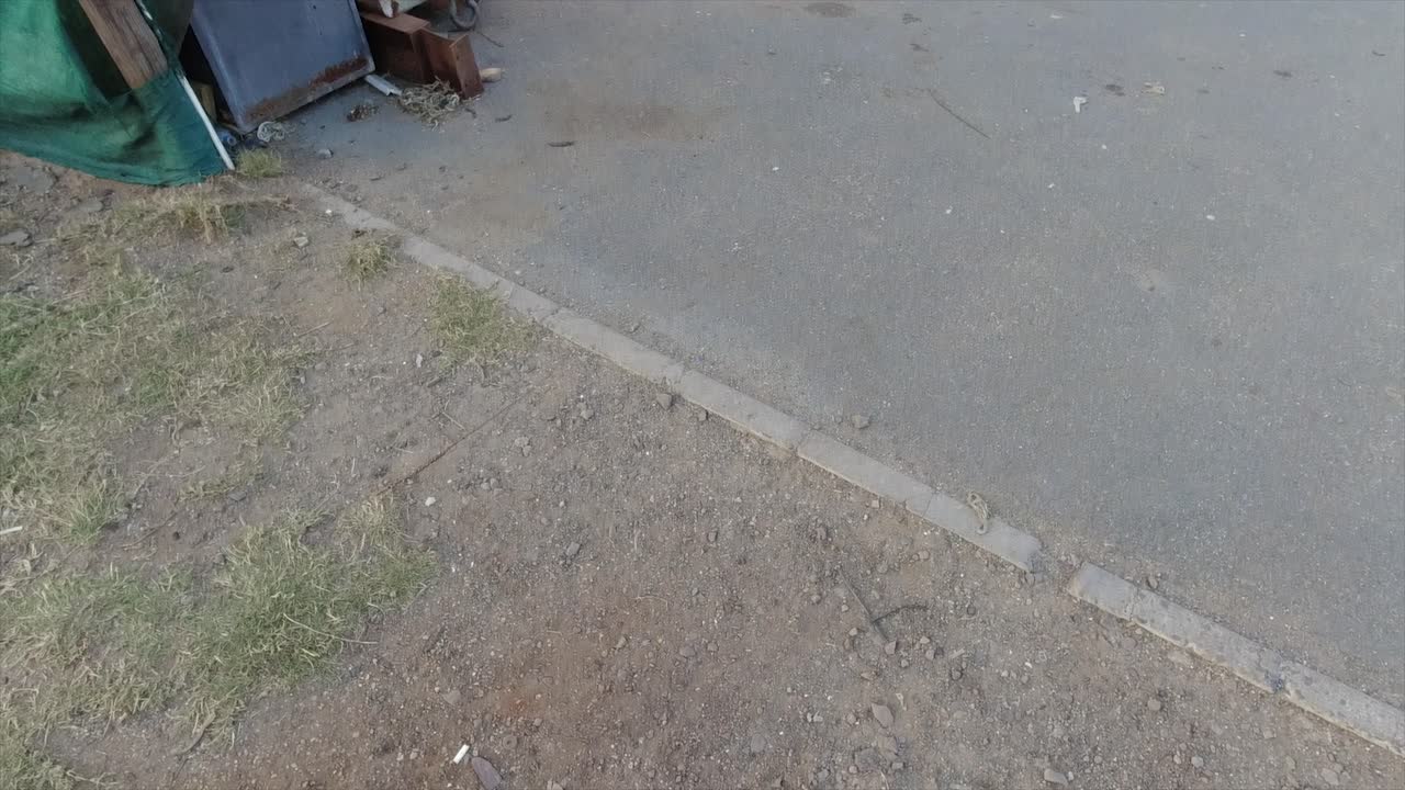 panorámica hasta un lujoso yate blanco motorizado estacionado en una cuna en un muelle patio de barco patio de resbalón para el mantenimiento