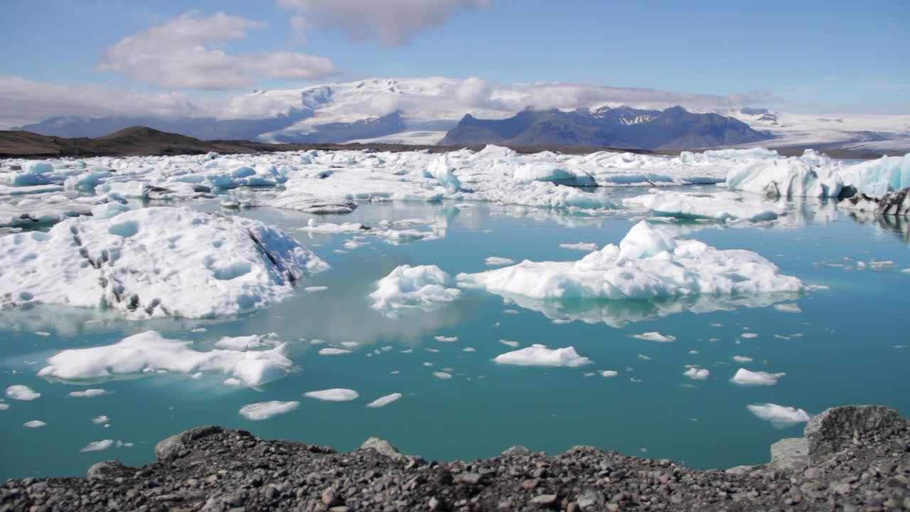 el glaciar se mueve en el agua de islandia