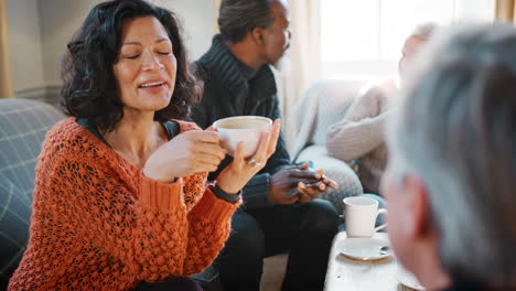 Pull-Focus-Shot-Of-Middle-Aged-Friends-Meeting-In-Coffee-Shop