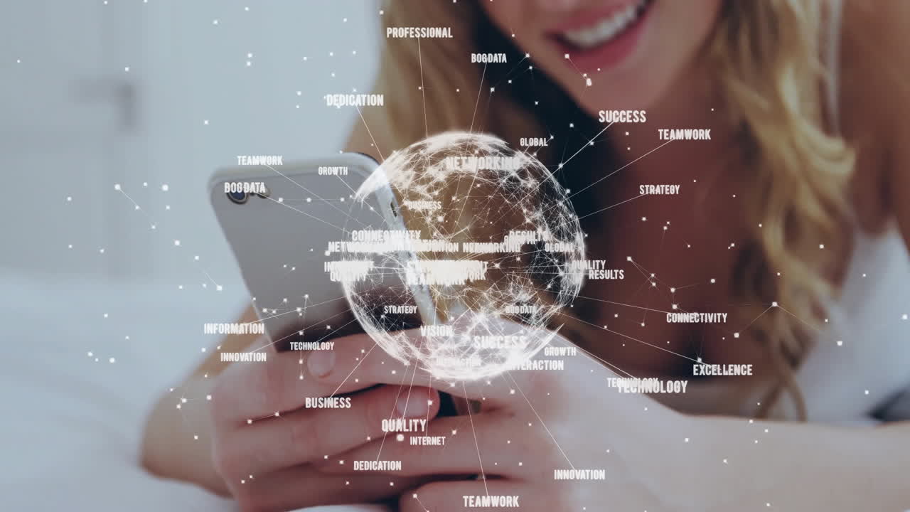 animación de la red global de procesamiento de datos sobre una mujer caucásica feliz usando un teléfono inteligente