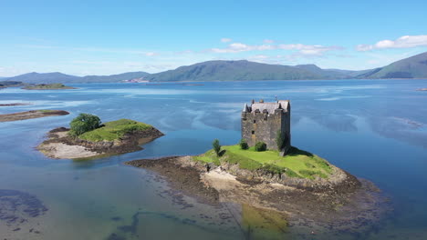 Increíble-Toma-De-Dron-De-Castle-Stalker,-Escocia-1