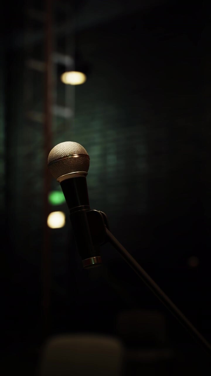 L'attesa melodica riempie l'aria mentre il riflettore illumina il microfono