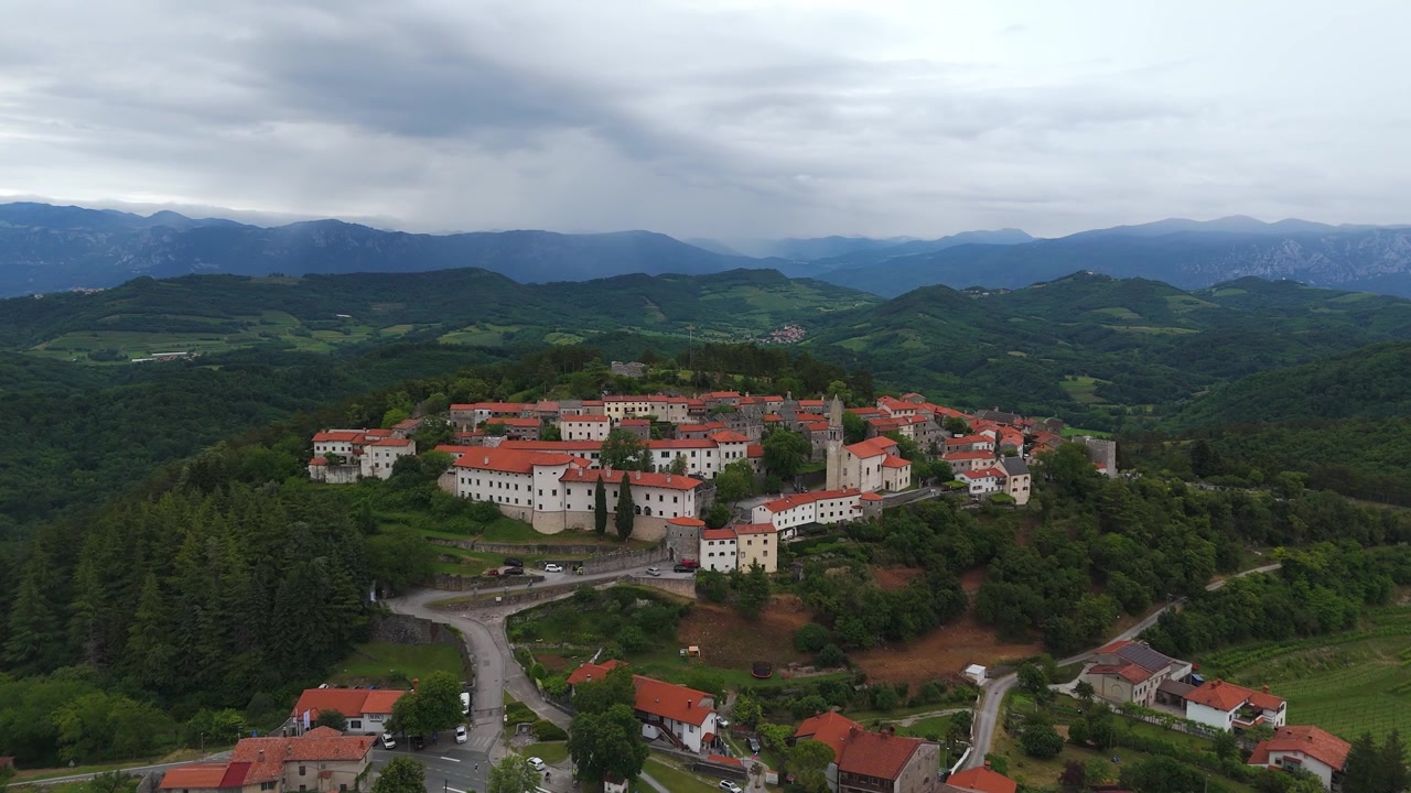 Erhöhte Perspektive von Schloss Štanjel über dem Vipava-Tal